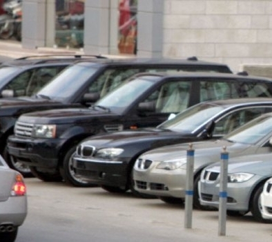 أمانة عمان  تغلق20 معرض سيارات في شارع المدينة الرياضية بالشمع الاحمر