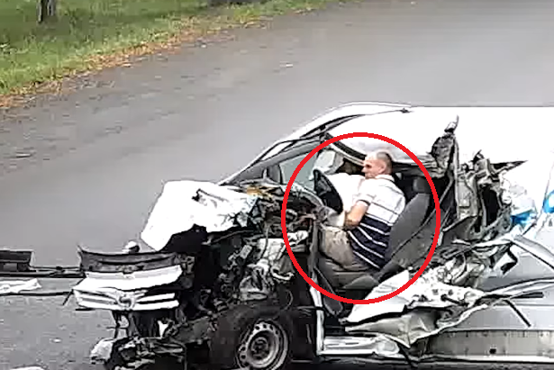 بالفيديو  ..  بلمح البصر  ..  غفا السائق خلف المقود فكانت الكارثة!