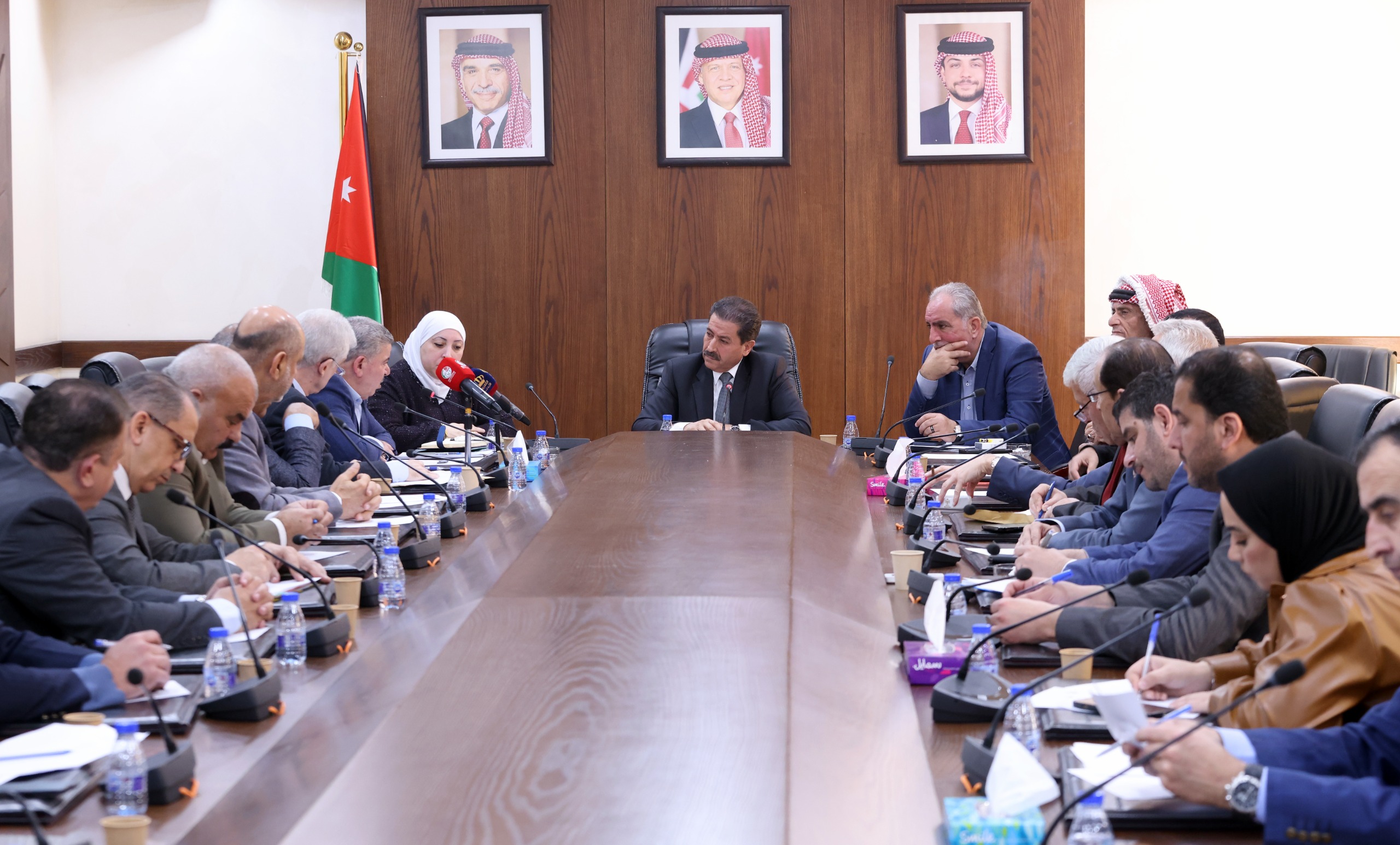 "خدمات النواب" تبحث مطالب أصحاب الباصات الأردنية