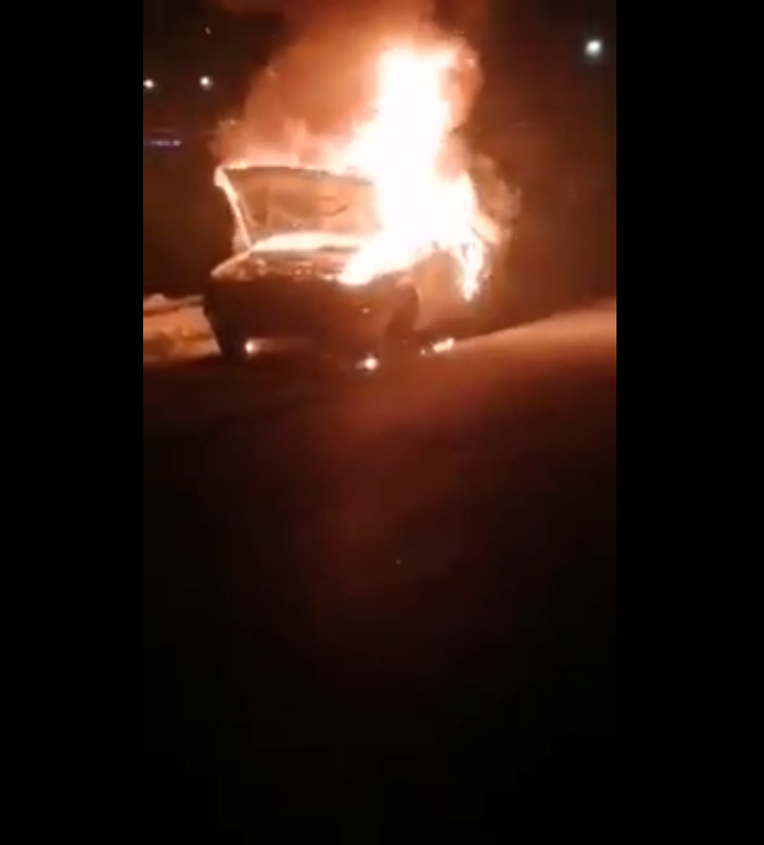 بالفيديو ..  الأمن يحقق في ملابسات احتراق مركبة على طريق البحر الميت