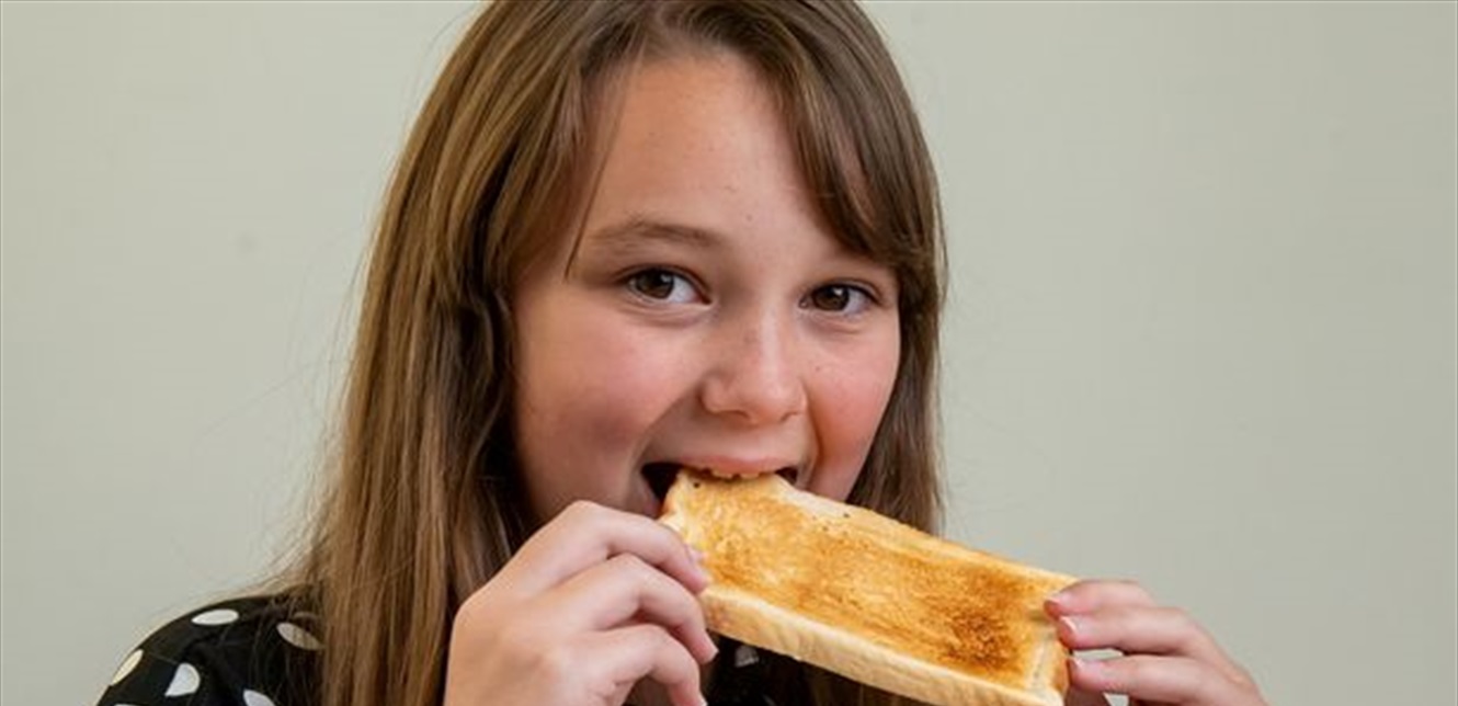 حالة نفسية غريبة  ..  طفلة تعيش 10 سنوات على الخبز و البطاطا فقط  ..  صور