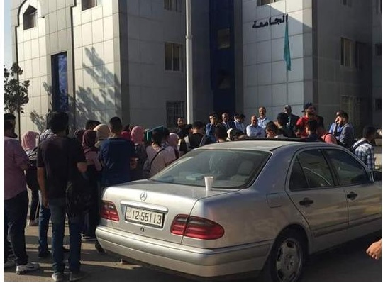 طلبة ال البيت يعتصمون امام رئاسة الجامعة احتجاجا على رفع اجور النقل 