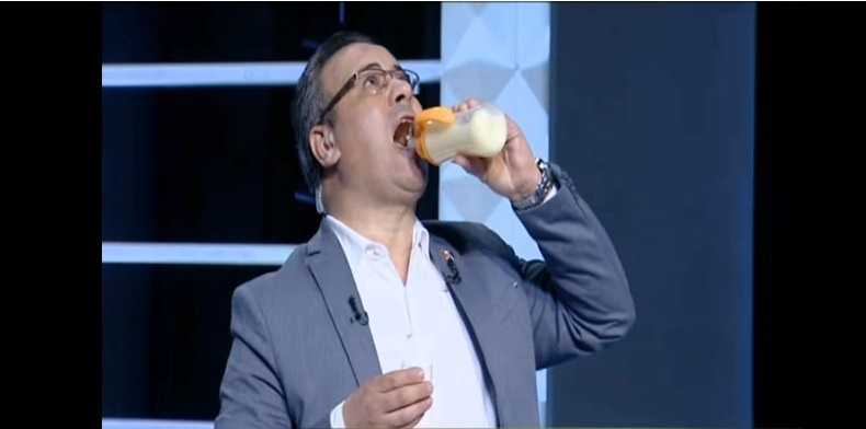 بالفيديو ..  مذيع مصري يرضع الحليب على الهواء مباشرة 