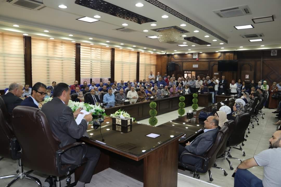 بالصور ..   رئيس بلدية اربد الكبرى يعرض على موظفي البلدية خيارات نسبة علاوتهم