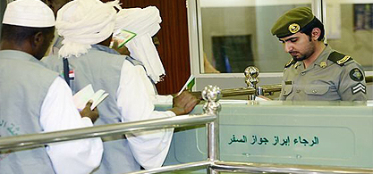الثوب والشماغ زي رسمي لموظفي الجوازات في كاونترات المنافذ الدولية بالسعودية