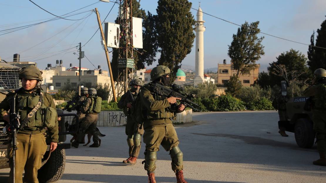 قوات الاحتلال تعتقل 13 فلسطينياً من الضفة