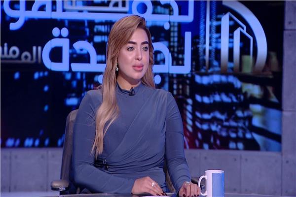 بسبب صوتها وملابسها  ..  إحالة مذيعة مصرية وفريق العمل ببرنامجها الى التحقيق الفوري 