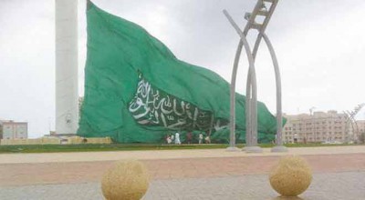 الرياح القوية تتسبب بسقوط العلم السعودي من أعلى سارية في العالم