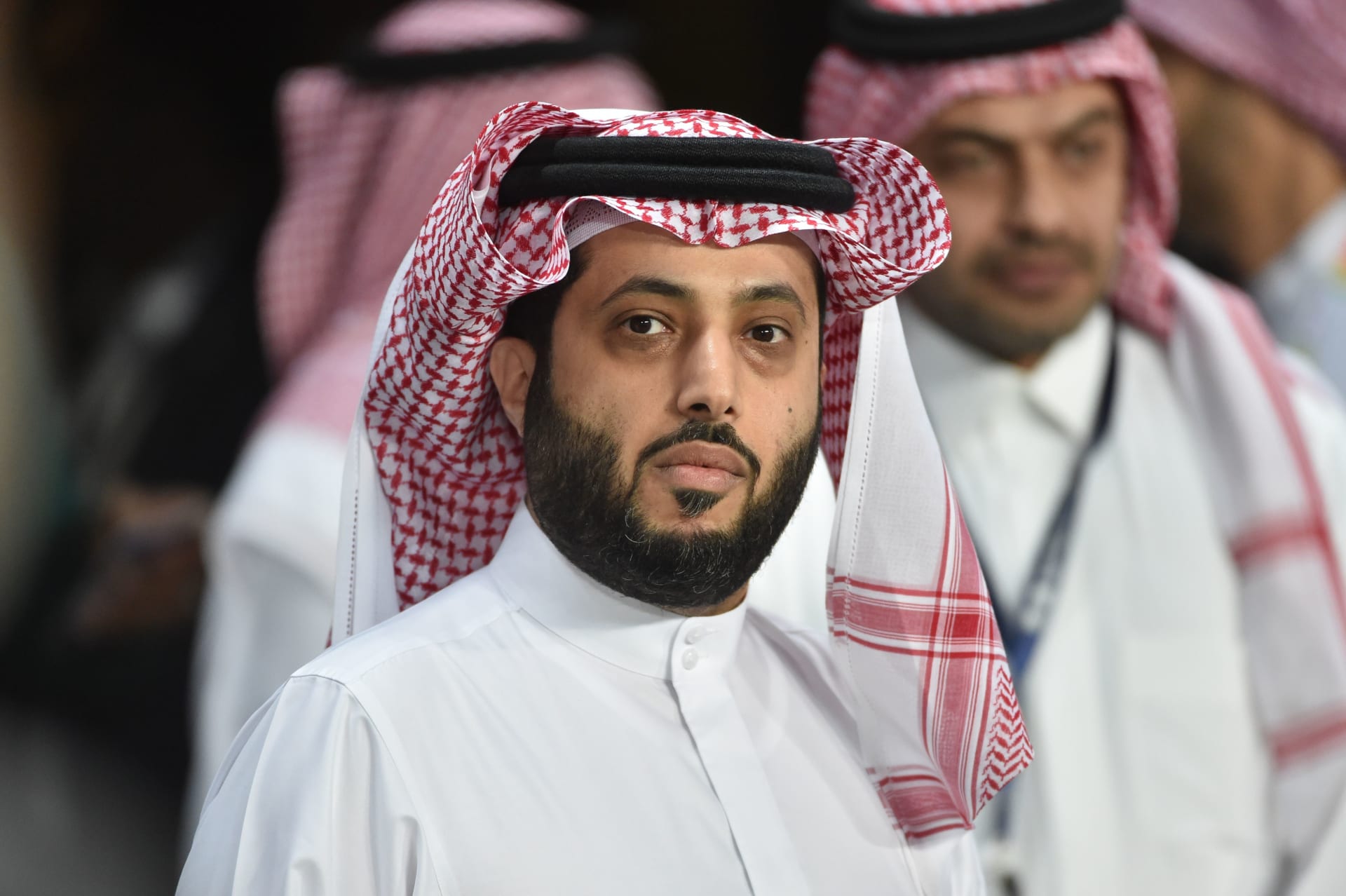 تركي آل الشيخ يتعرض لهجوم يجبره على التراجع ..  والسبب وجبة !!  