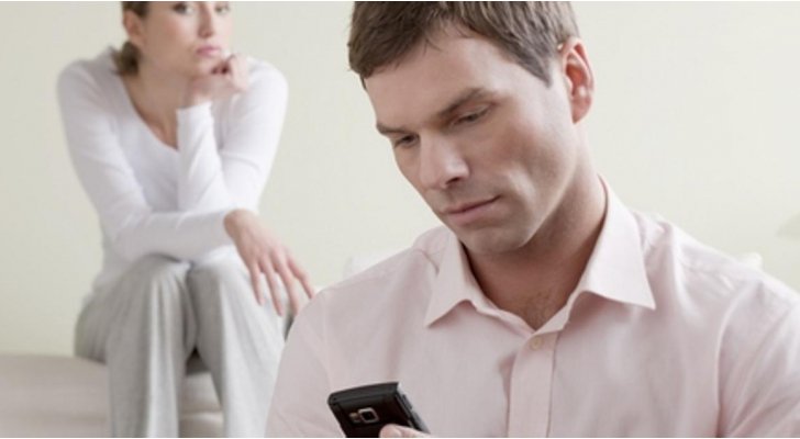الانشغال بالهاتف يتصدّر أسباب الخلافات بين حديثي الزواج
