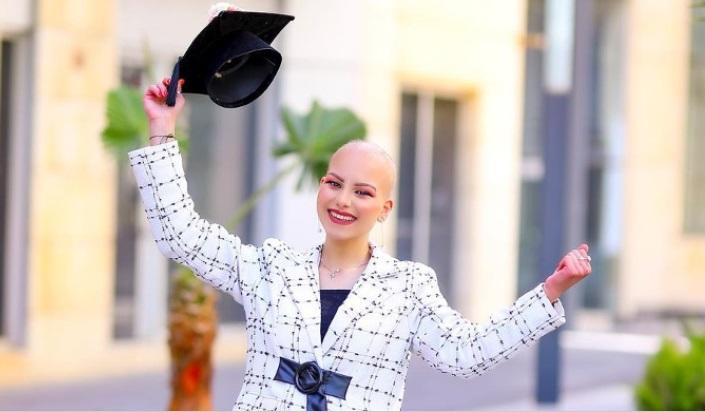 فتاة أردنية تتحدى السرطان بملامحها الحقيقية