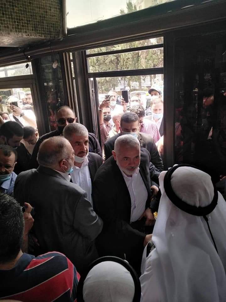 بالصور :هنية ومشعل يشاركان بتشييع جثمان القيادي ابراهيم غوشة 