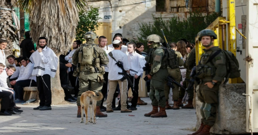 الاحتلال الإسرائيلي يعتقل 20 فلسطينيا من حزما شرق القدس ويغلق مداخلها