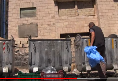 بالفيديو  ..  قصّة "أبو الكيك" الذي تحول من نجم كرة الى جامع نفايات : "أكلوني لحم ورموني عظم"