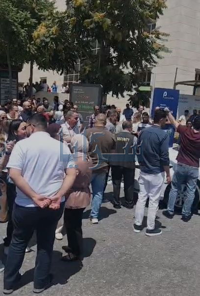 موظفو مجمع الملك الحسين للأعمال ينفذون وقفة احتجاجية رفضًا لرسوم مواقف السيارات