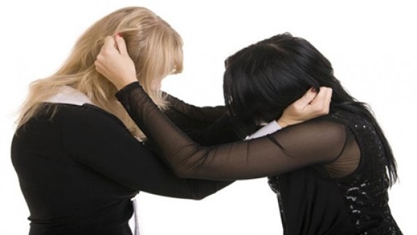 بالفيديو .. «وصلة ردح» بين مغنيتين عربيتين شهيرتين في أحد مطارات فرنسا