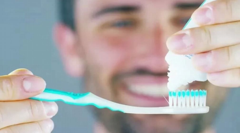 تفعلها كل صباح دون انتباه؟ عادة قد تزيد خطر تسوس الأسنان