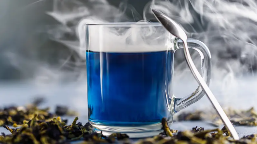 لا أحمر ولا أخضر ..  10 فوائد صحية مذهلة للشاي الأزرق