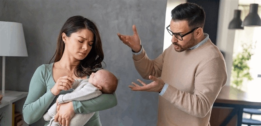 أغرب انفصال في دولة عربية ..  طلّقها بسبب لون عيني ابنته!