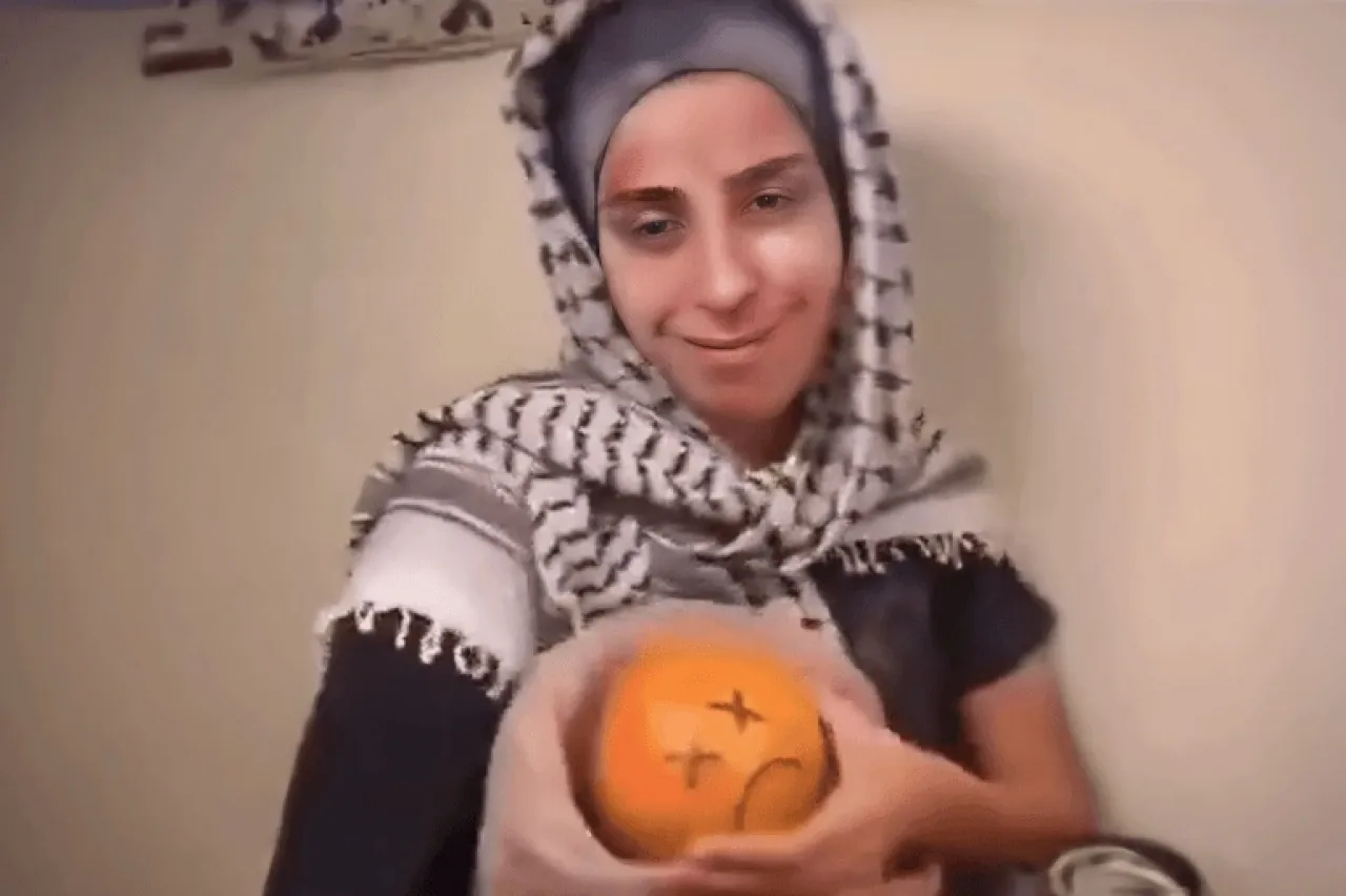 بعد تهكمها على اهل غزة  ..  ناشطة اسرائيلية تبكي بعد اصابة الصواريخ الايرانية لمنزلها