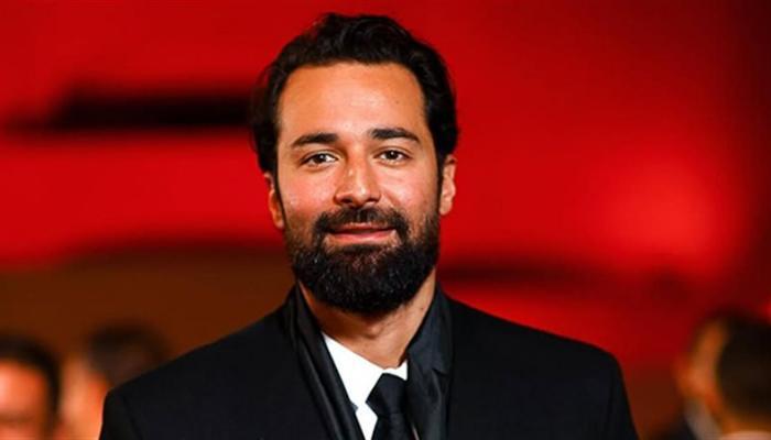 أحمد حاتم يؤدي العمرة قبل أيام من عرض «ريد فلاج»