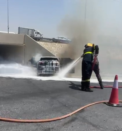 بالفيديو  ..  احتراق سيارة كهرباء على طريق المطار 