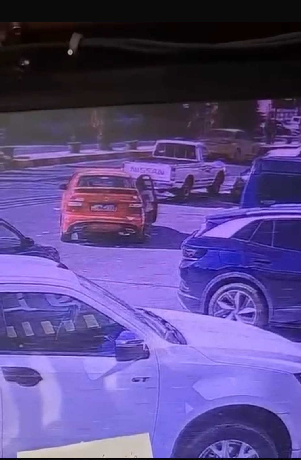 بالفيديو ..  شاهد كيف قام طفل بسرقة مبلغ مالي من مركبة في المفرق