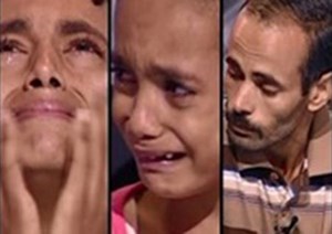 بالفيديو ..  طفلان مصريان ينهاران بعد سماعهما خبر وفاة والدتهما على الهواء