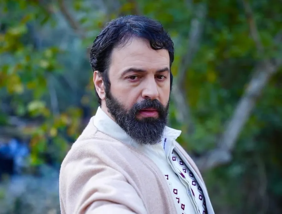 تقليد بشار الأسد يشعل الجدل  ..  تيم حسن يخطف الأنظار في "مولانا"