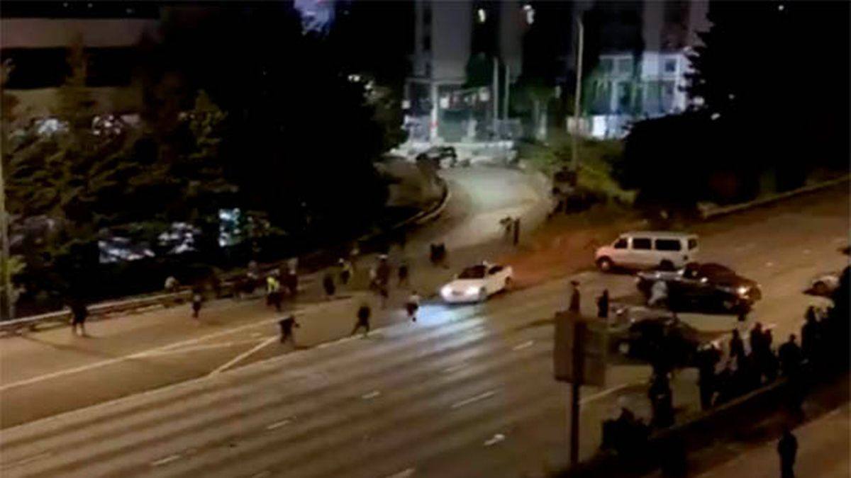 فيديو مروع ..  سيارة مسرعة تدهس متظاهرين في سياتل الأمريكية  