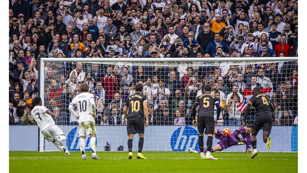 ريال مدريد يخسر أمام فالنسيا على ملعبه بهدفين مقابل هدف