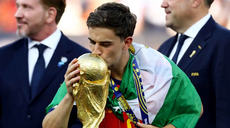 ماذا تعني "أعلام المناطق" التي رفعها لاعبو إسبانيا بعد التتويج بكأس العالم؟