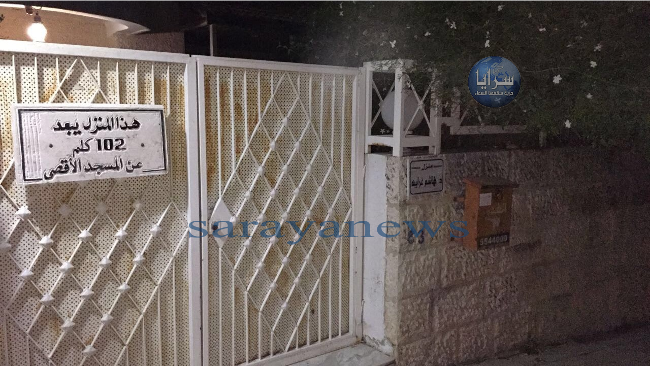 بالصور ..  مواطن في اربد يثير اعجاب أهالي المدينة بسبب لوحة حجرية عن المسجد الأقصى علّقها على باب منزله