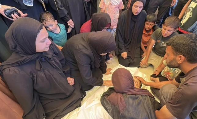 4 شهداء من عائلة واحدة بقصف شقة بغزة والاحتلال يوسع الخط الأصفر ببيت لاهيا
