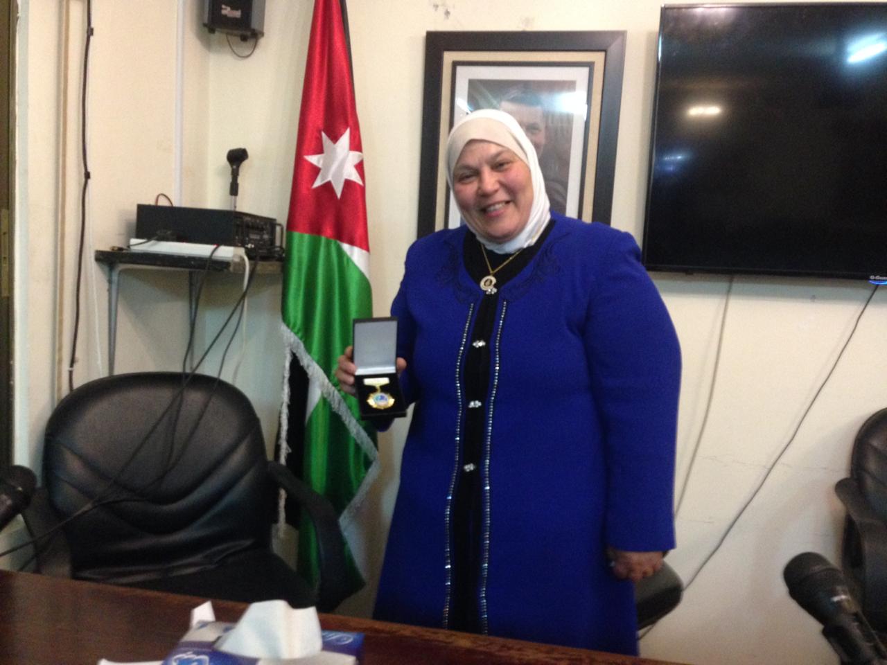 بالصور  ..  رئيس رابطة الكتاب يكرم الدكنوره وفاء شهوان