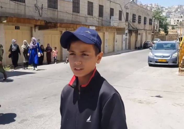 وحوش يهودية تنهش طفلاً فلسطينياً في الخليل