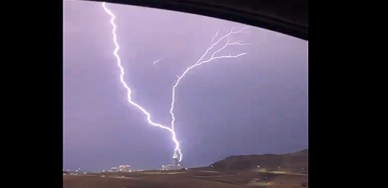 بالفيديو ..  صاعقة قوية تضرب برج الساعة في مكة