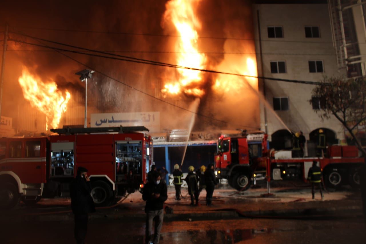 6 اصابات بحريق مستودعات تحتوي على قطع وبطاريات سيارات في إربد  ..  فيديو 