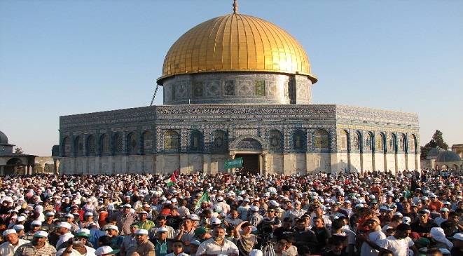 آلاف الفلسطينيين يخترقون الحصار ويصلون العيد بالأقصى