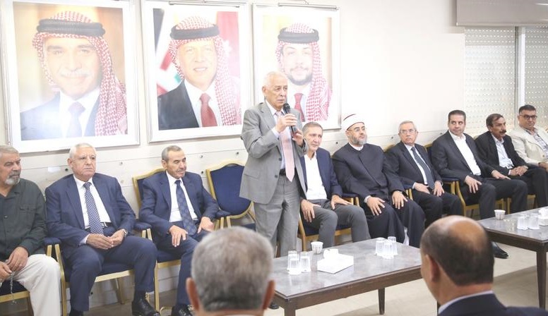 مندوبا عن الملك وولي العهد ..  العيسوي يعزي عشيرة الكريمين