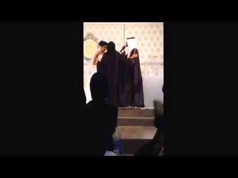 بالفيديو : عريس كويتي يغني لعروسه في ليلة زواجه
