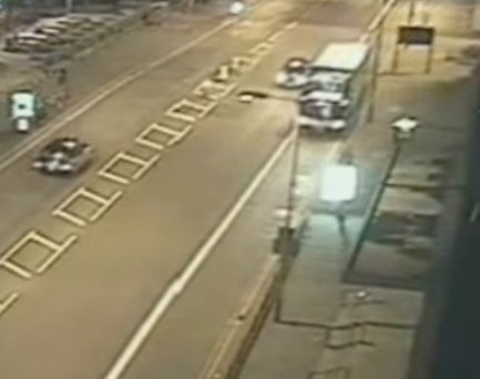 بالفيديو  ..  لحظة انتحار رجل بالقفز أمام حافلة مسرعة