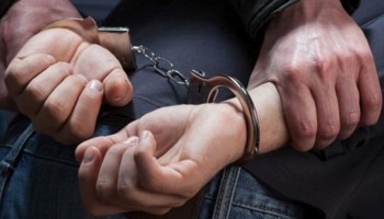 القبض على "شخص مصنف خطير"  و اصابته بعد مقاومته لرجال الامن خلال مداهمه في وسط عمان
