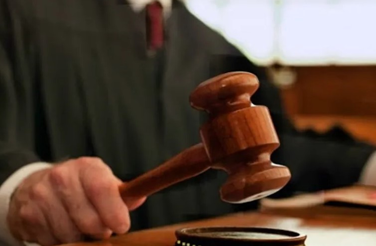 الحبس لأبوين 12 عاما عذبا طفلهما بوحشية في الكرك  ..  تفاصيل مرعبة 