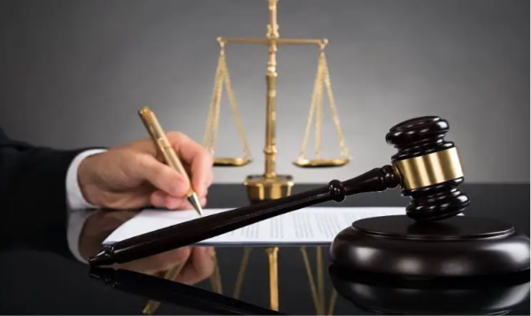 "المحكمة الإدارية" تؤيد وقف محامية مؤقتاً بسبب منشورات على مواقع التواصل