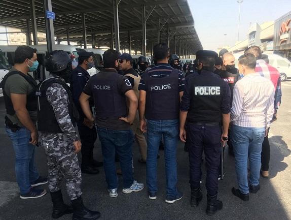 الأمن ينفذ حملة مكثفة على مخالفي أوامر الدفاع بالمدينة الصناعية في اربد وتحرير مئات المخالفات لمواطنين ومحلات
