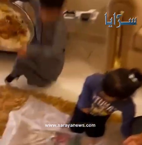 فيديو ..  على طريقة ميسي "شيل يا طويل العمر شيل" طفل يفسد وجبة غداء على عائلته