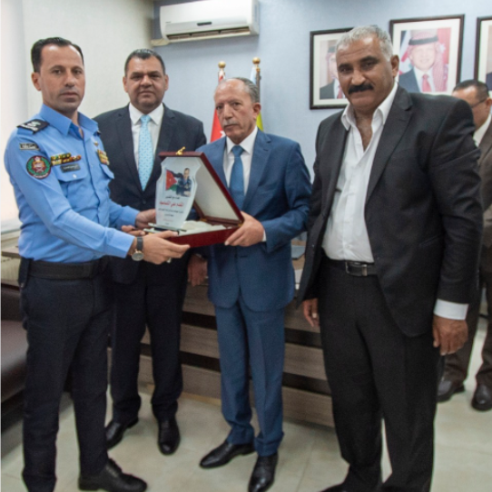 بالفيديو و الصور  ..  رئيس اللجنة المحلية لمنطقة شفا بدران "أبو عرابي" يكرم المقدم علي الكساسبة والمهندس خالد النجداوي لخدمتهم ابناء المجتمع المحلي