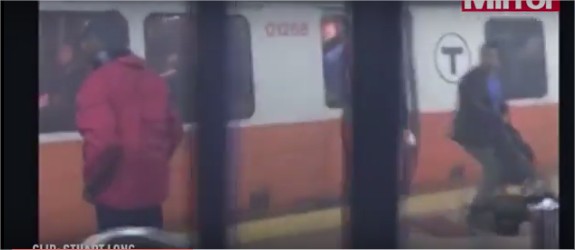 بالفيديو: ركاب يفرون من نوافذ قطار بعد انتشار الدخان