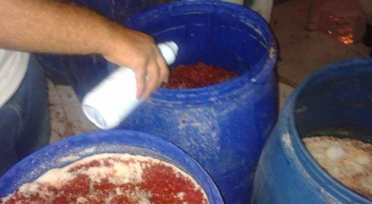 المفرق ..  اتلاف ٧٠٠ كيلو غرام من 'الشطة' والالبان المنتهية الصلاحية في احد المحال التجارية